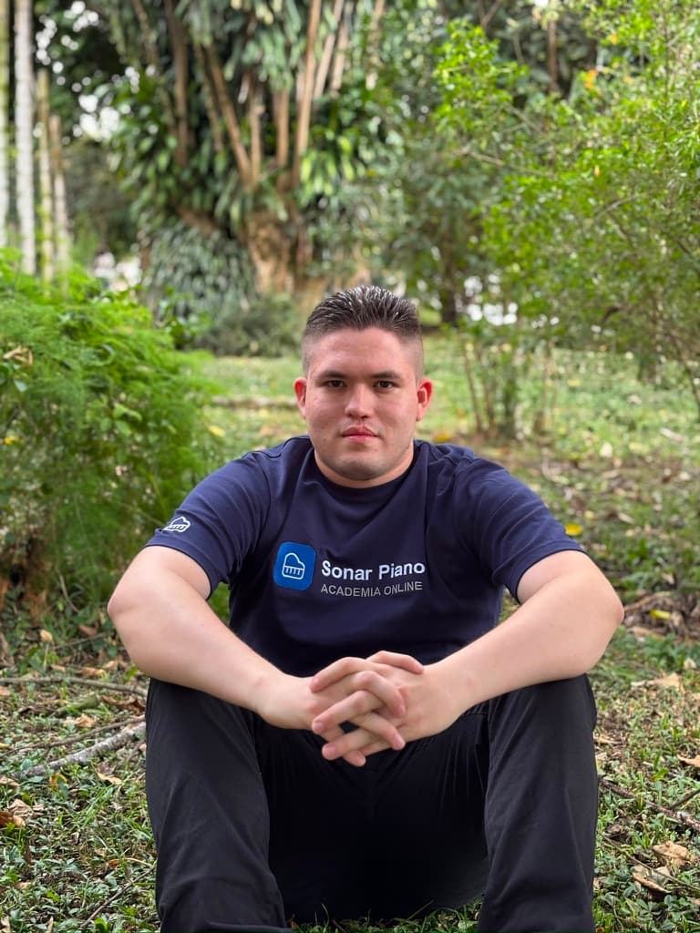 Juan Álvarez sentado al aire libre, con camiseta de SonarPiano